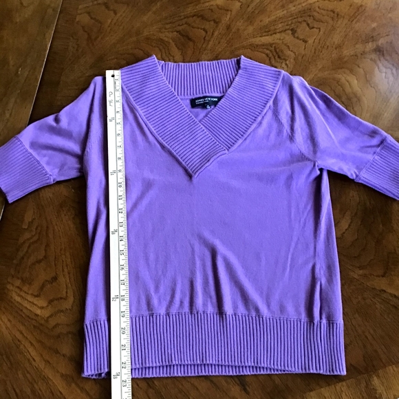 Jones New York Lavender V-Neck Top Size Medium - Picture 4 of 6